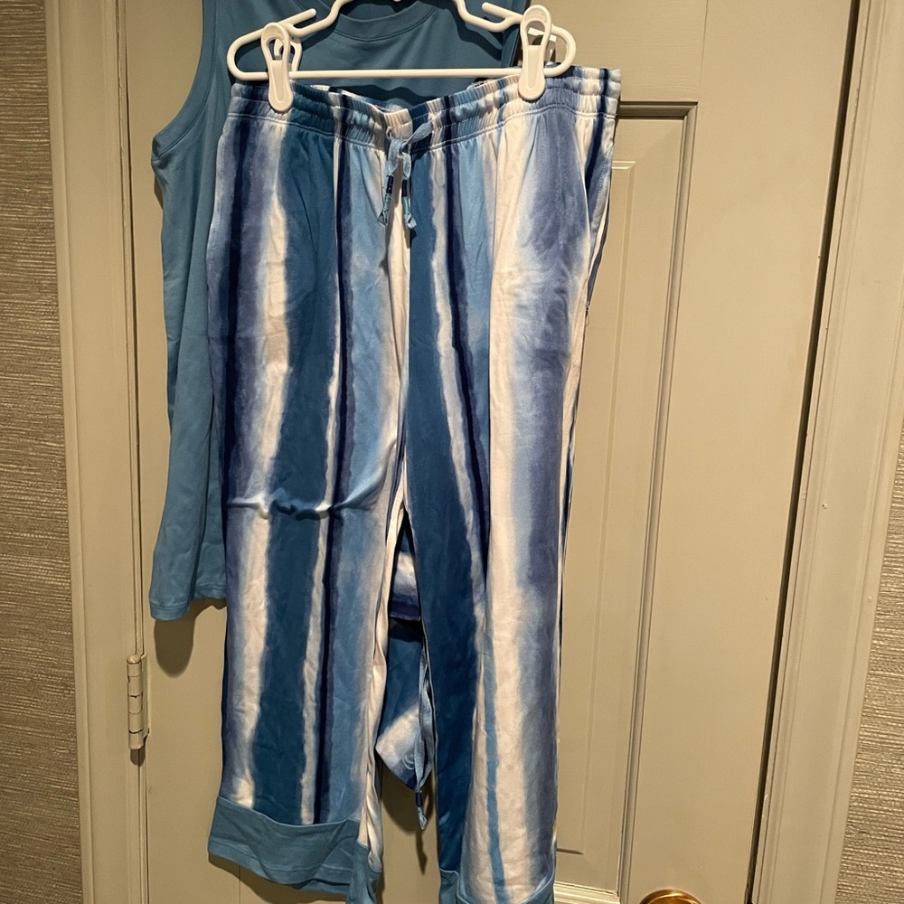 Women’s lounge wear - Picture 2 of 2
